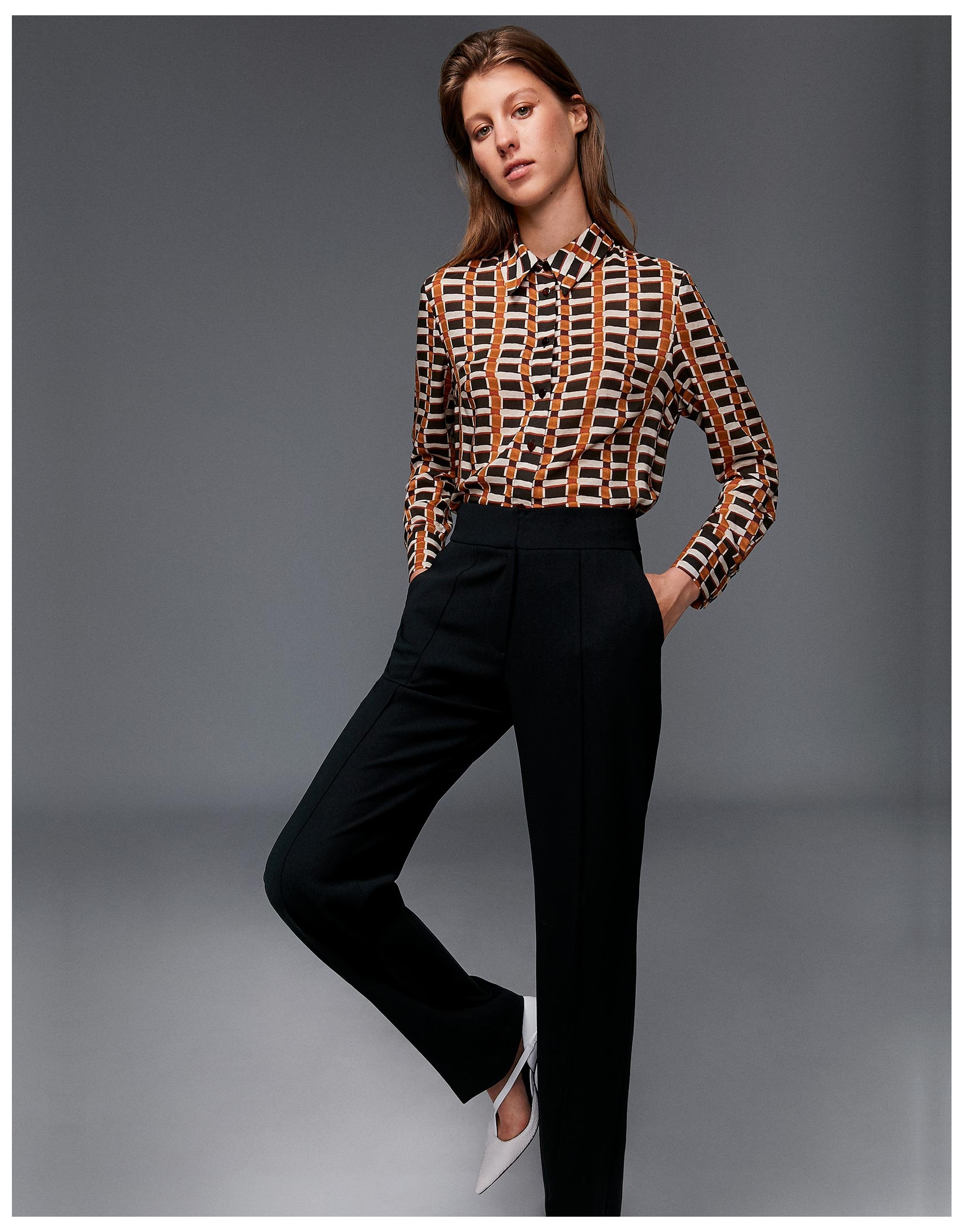 Pantalón recto negro con nervio delantero