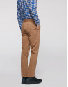 Pantalón chino regular cámel