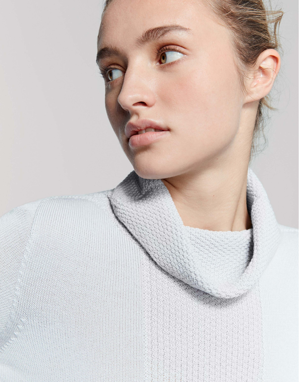 Jersey cuello vuelto flojo gris plata