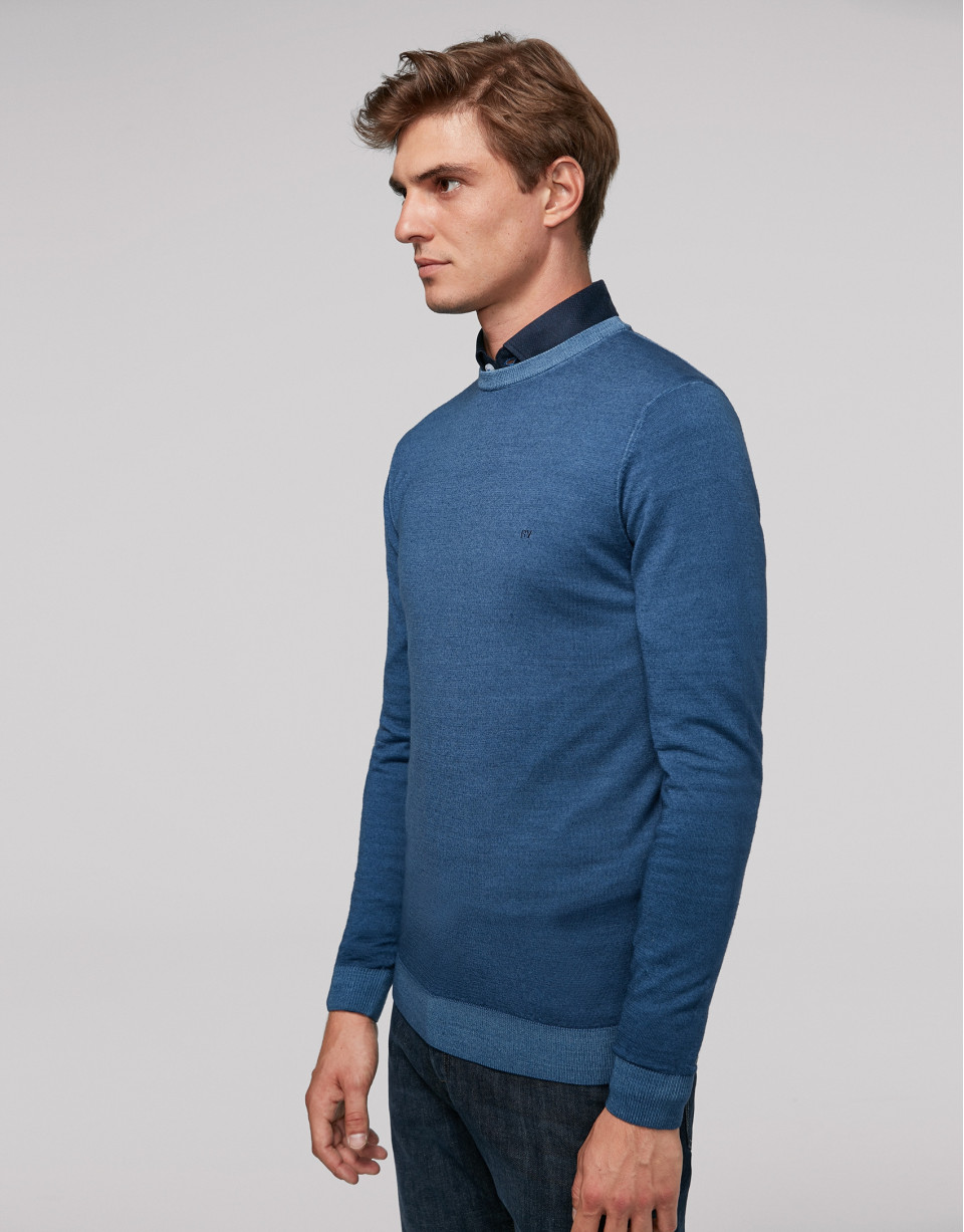 Blue dyed sweater with square collar
