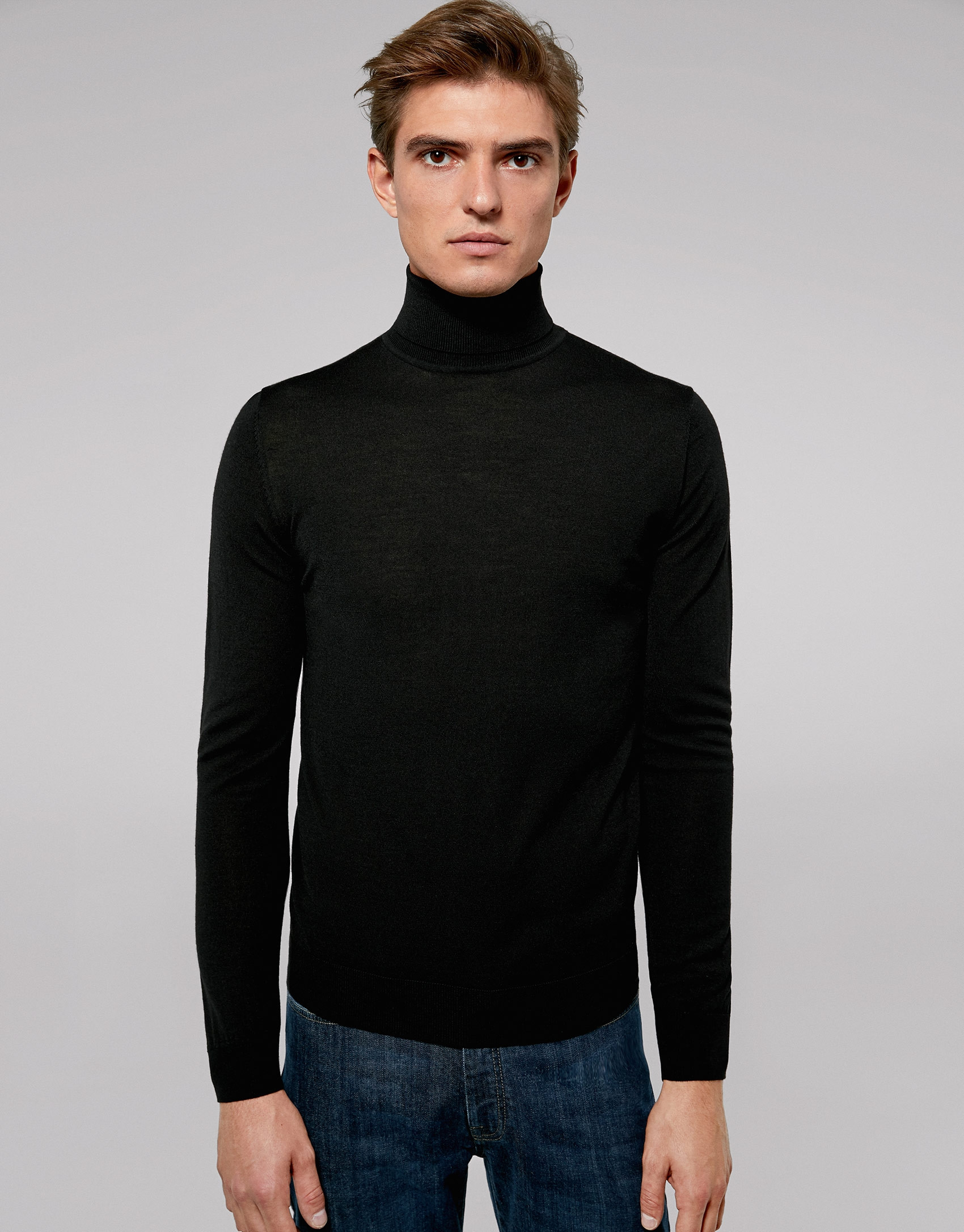 Jersey cuello cisne color negro