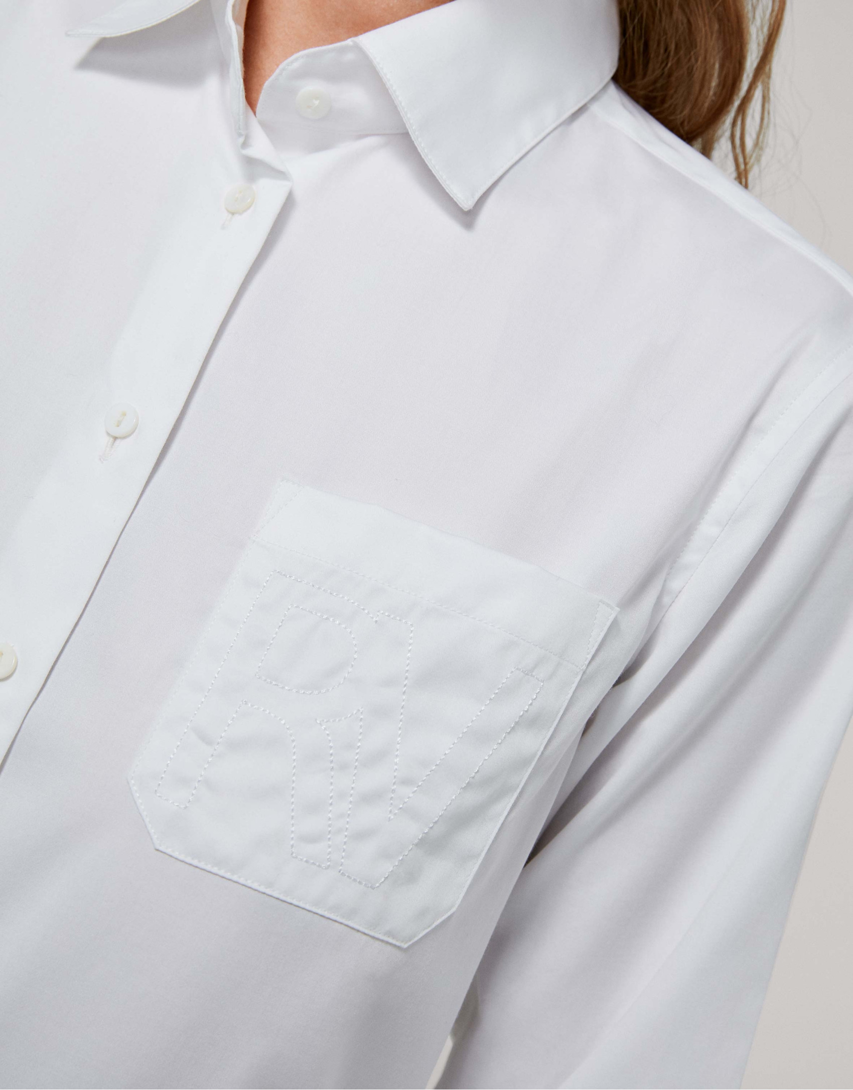 Camisa masculina blanca con bolsillo