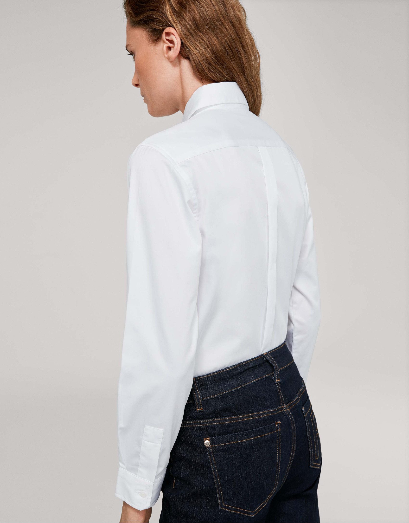 Camisa masculina blanca con bolsillo