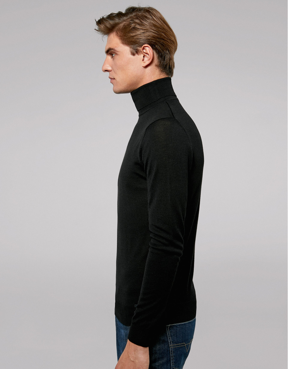 Jersey cuello cisne color negro
