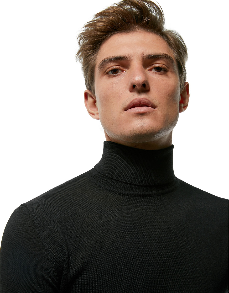 Jersey cuello cisne color negro