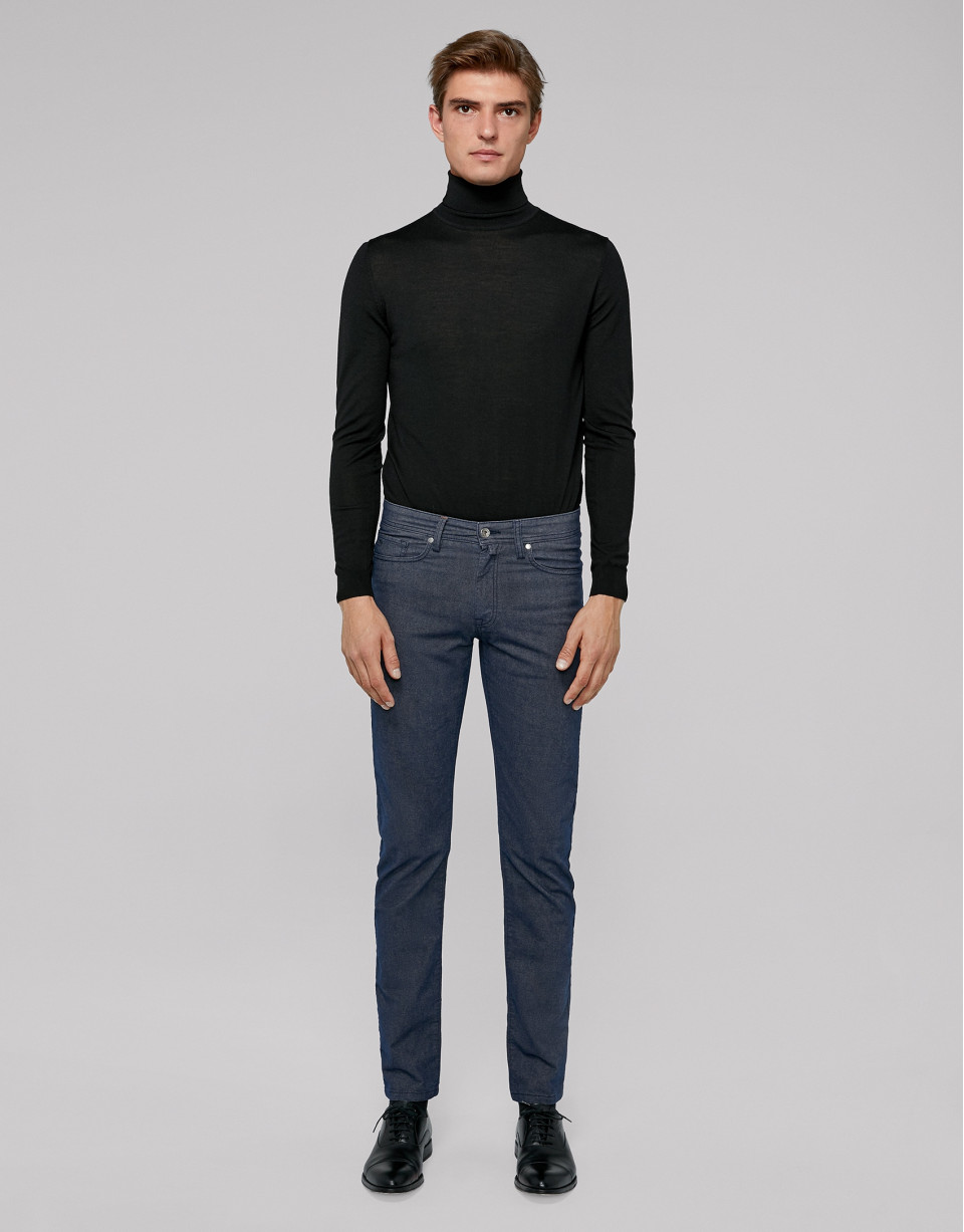 Dark blue pants with five pockets