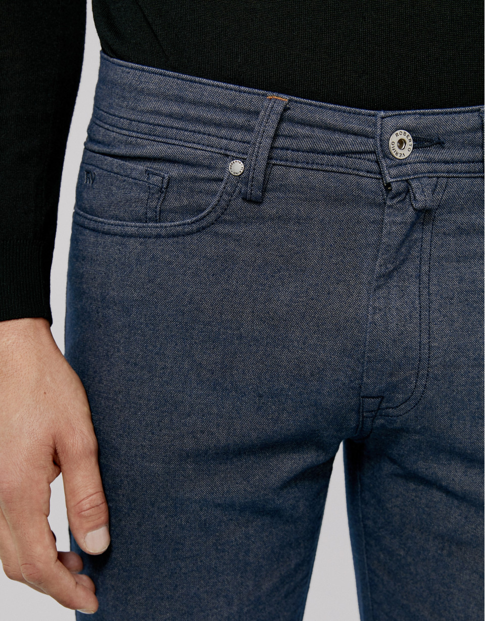 Dark blue pants with five pockets