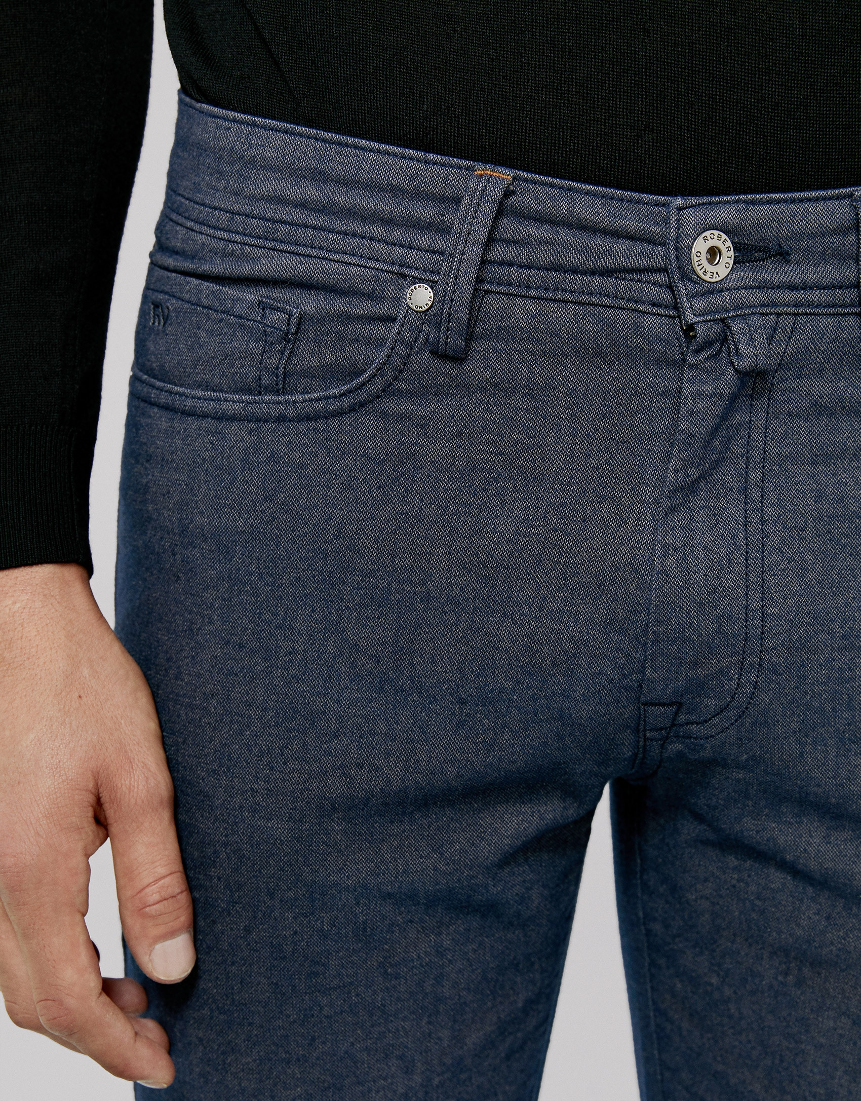 Dark blue pants with five pockets