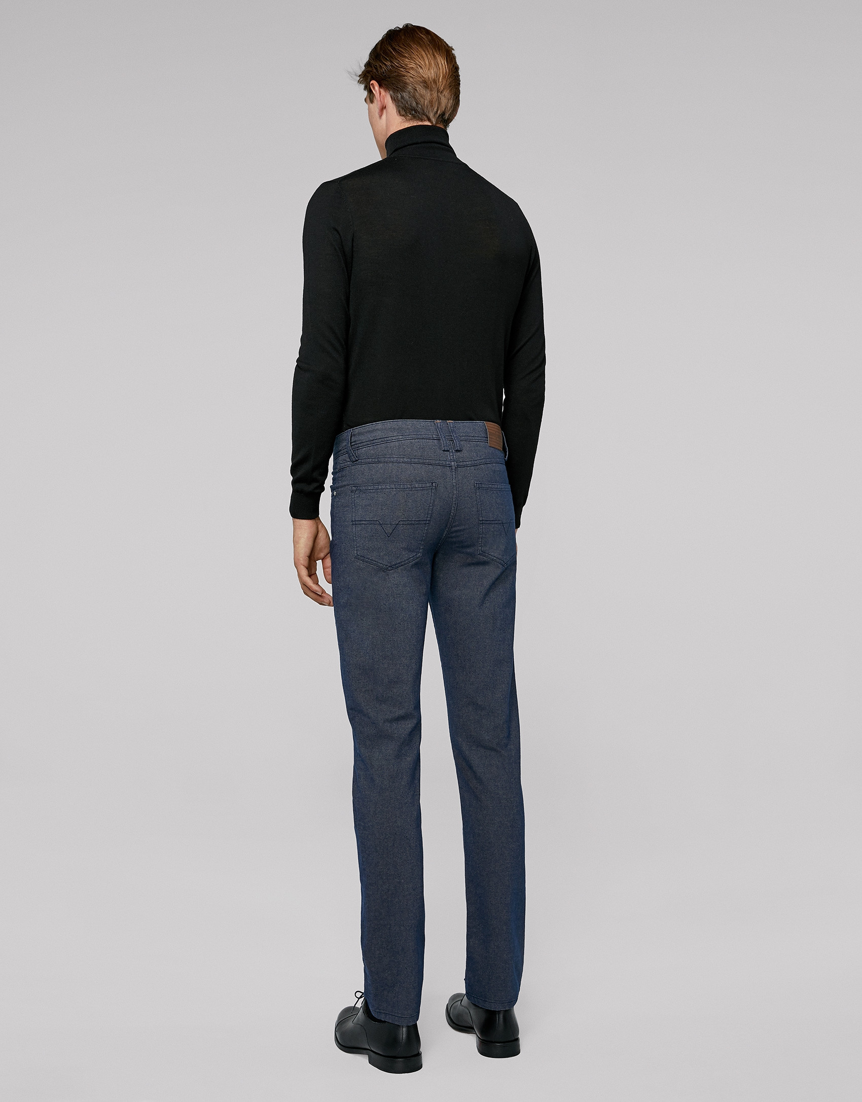 Dark blue pants with five pockets