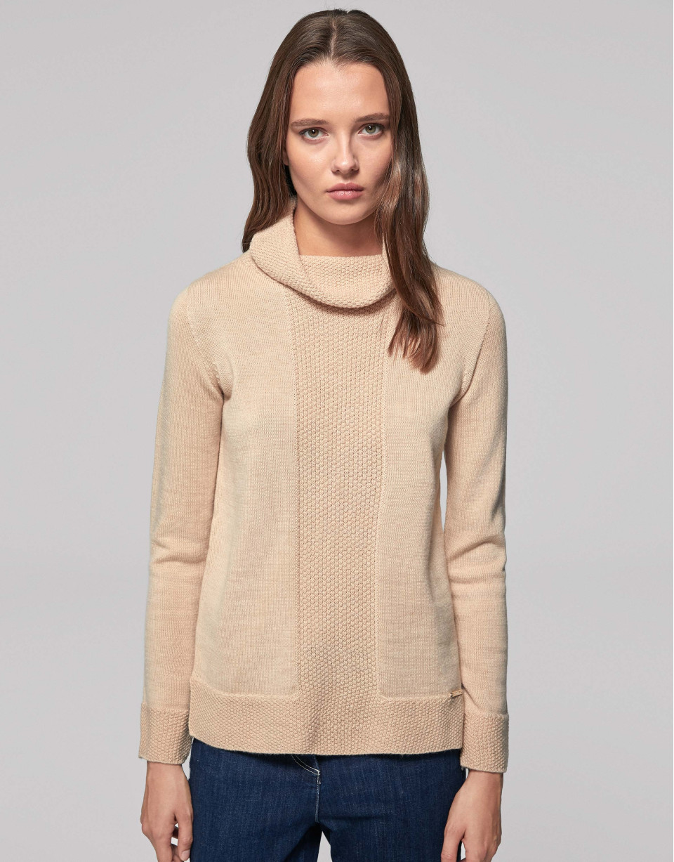Vanila sweater with turtle-neck collar