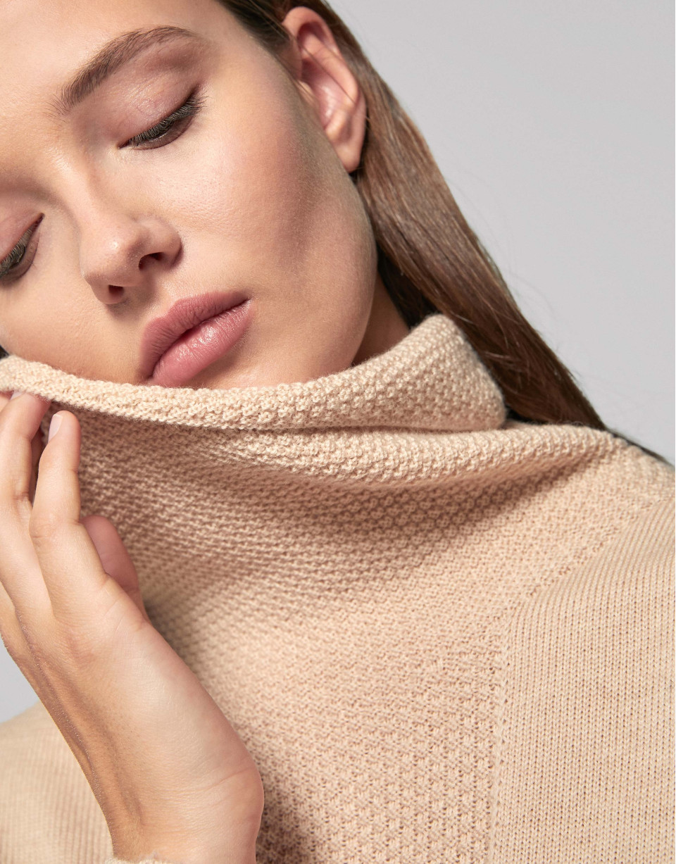 Vanila sweater with turtle-neck collar