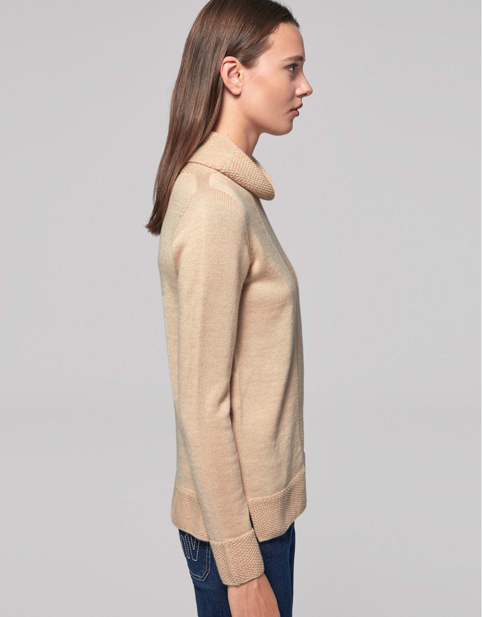 Vanila sweater with turtle-neck collar