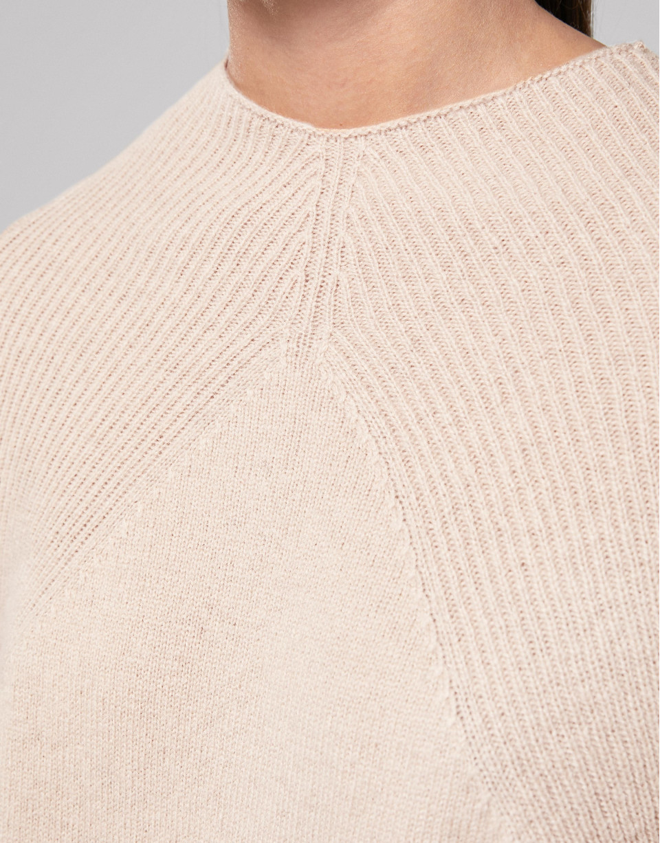 Vanila wool sweater with ribbed shoulders