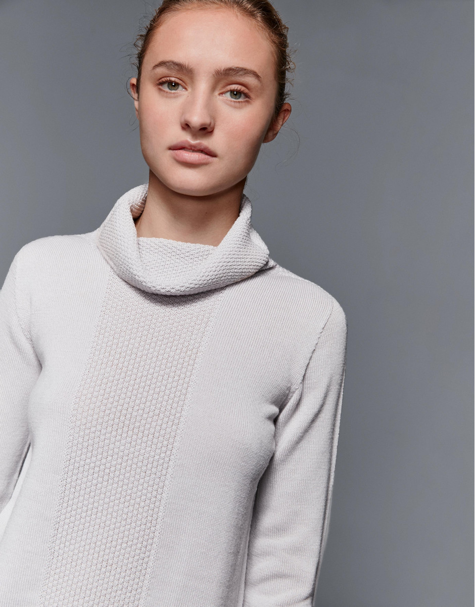 Jersey lana merino cuello vuelto flojo gris plata
