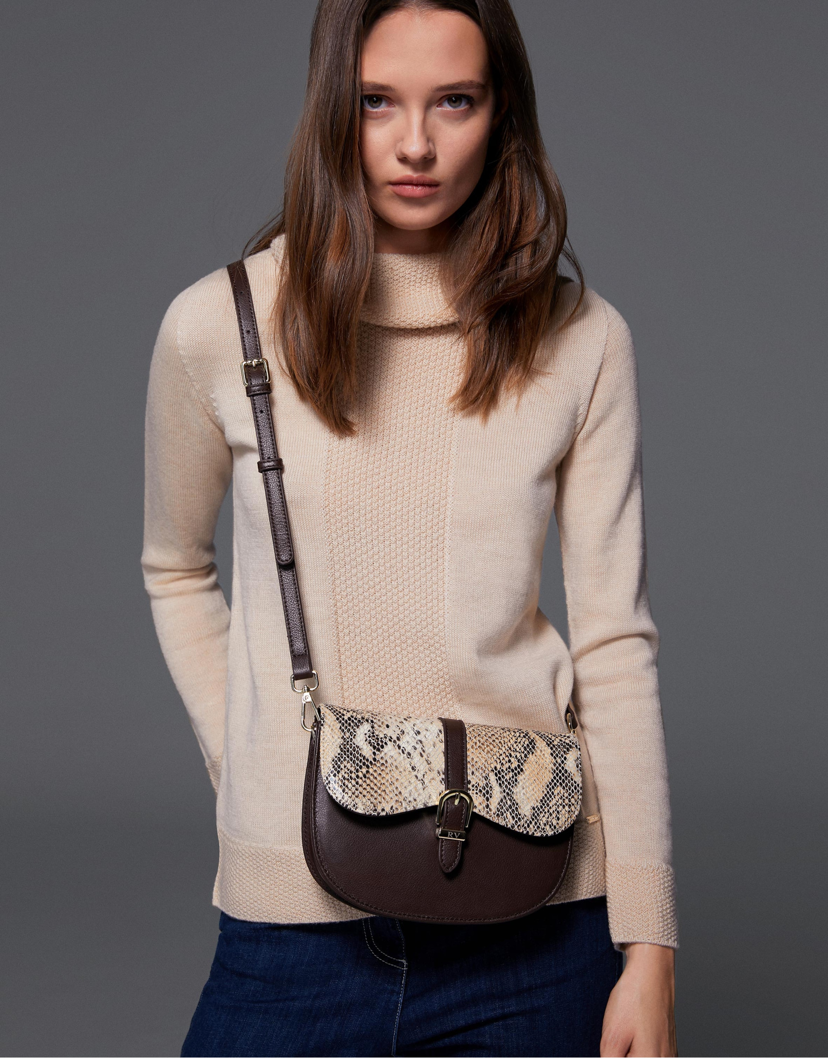 Vanila wool sweater with turtle-neck collar