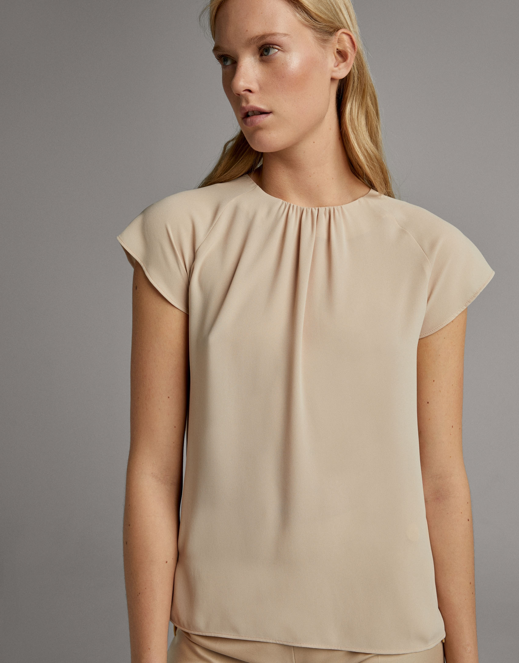 Blusa manga ranglan corta beige