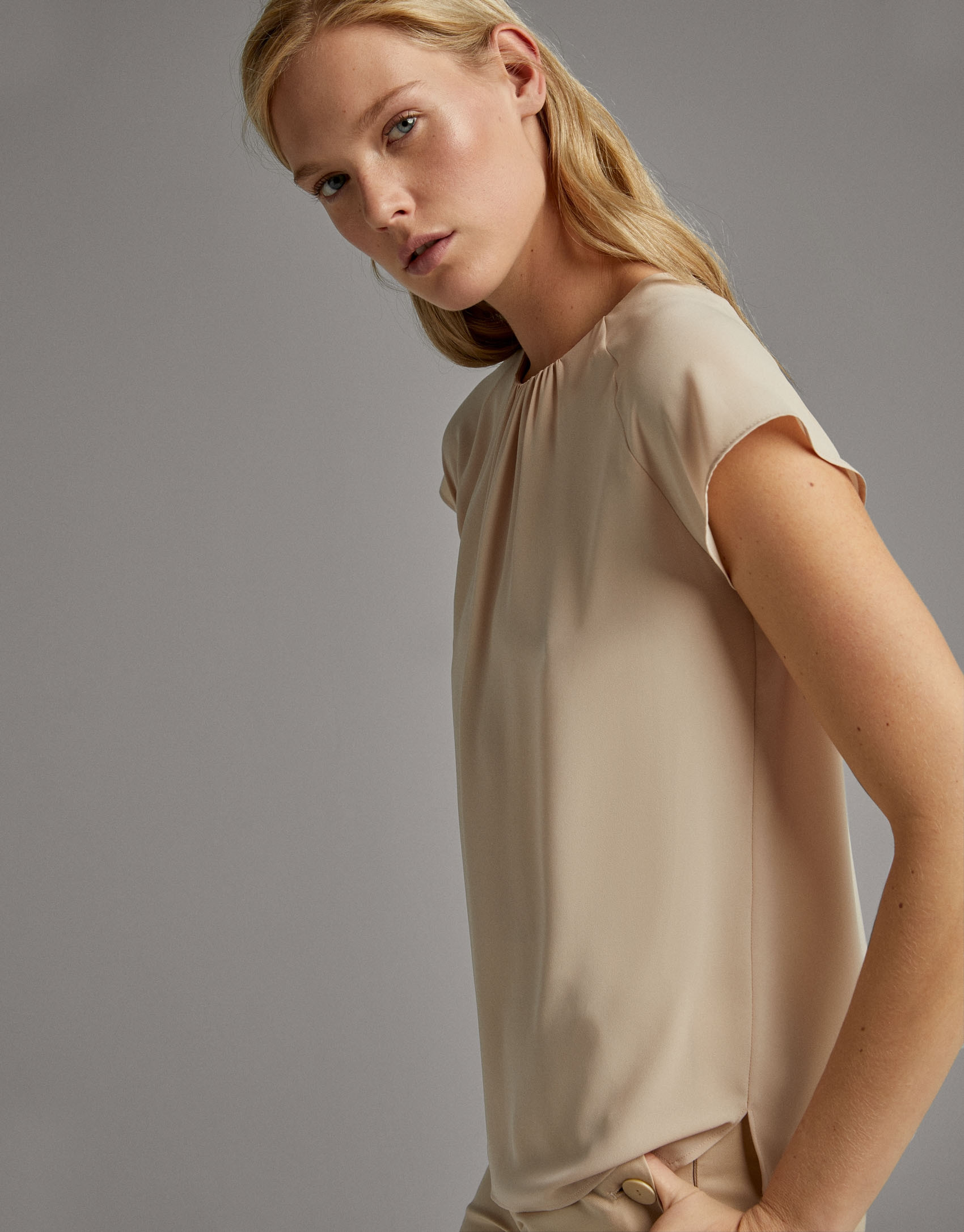 Blusa manga ranglan corta beige