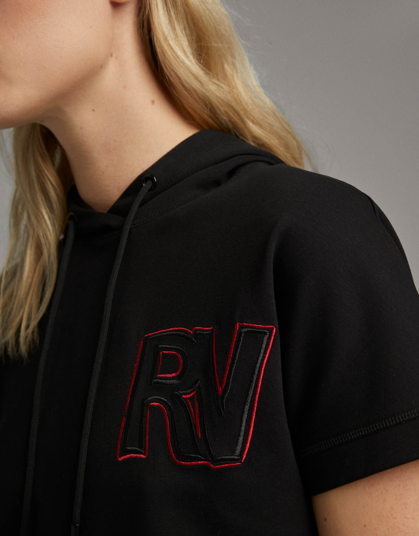 Sudadera manga corta murciélago negra con bordado de logo RV