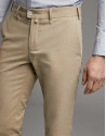 Pantalón chino cámel claro