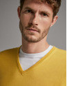 Jersey cuello pico amarillo