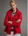 Parka ligera con capucha roja