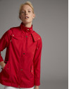 Parka ligera con capucha roja