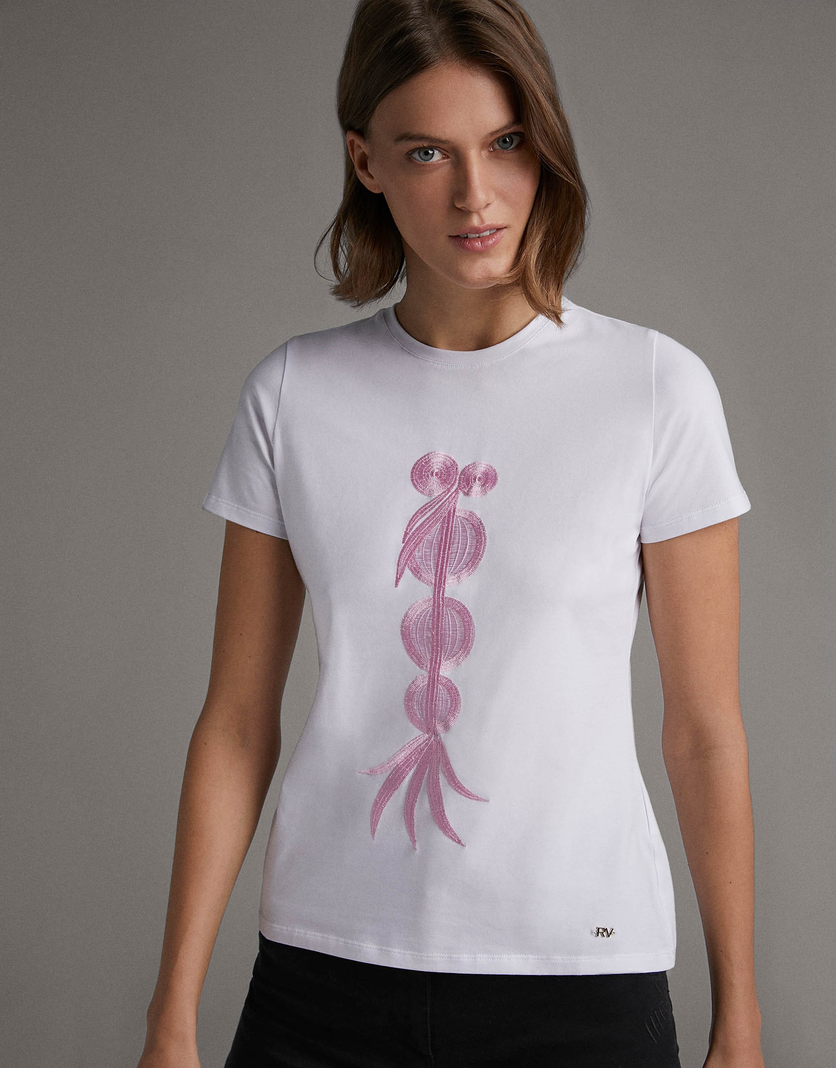 Camiseta blanca con bordado étnico rosa - Mujer | Roberto Verino