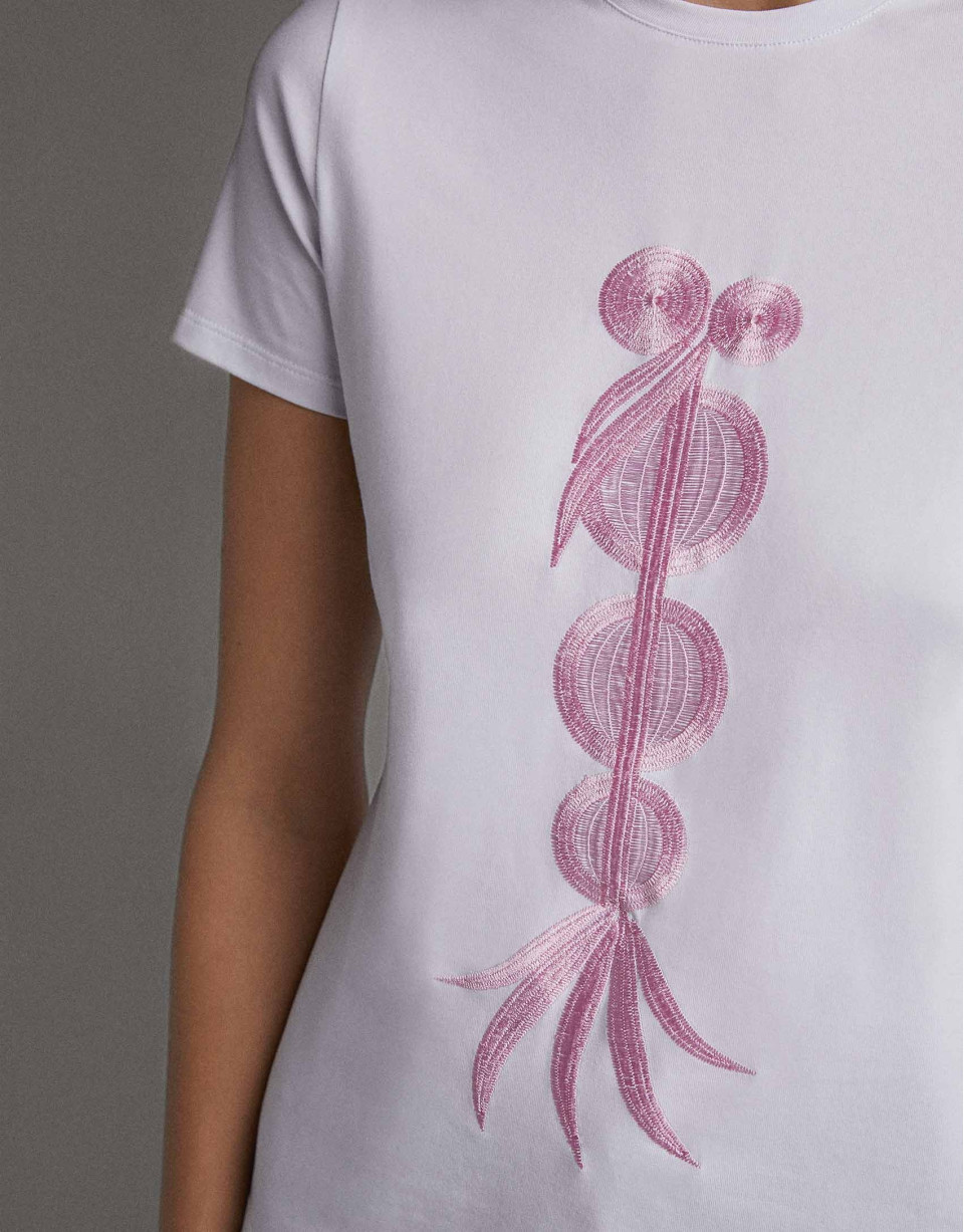 Camiseta blanca con bordado étnico rosa - Mujer | Roberto Verino