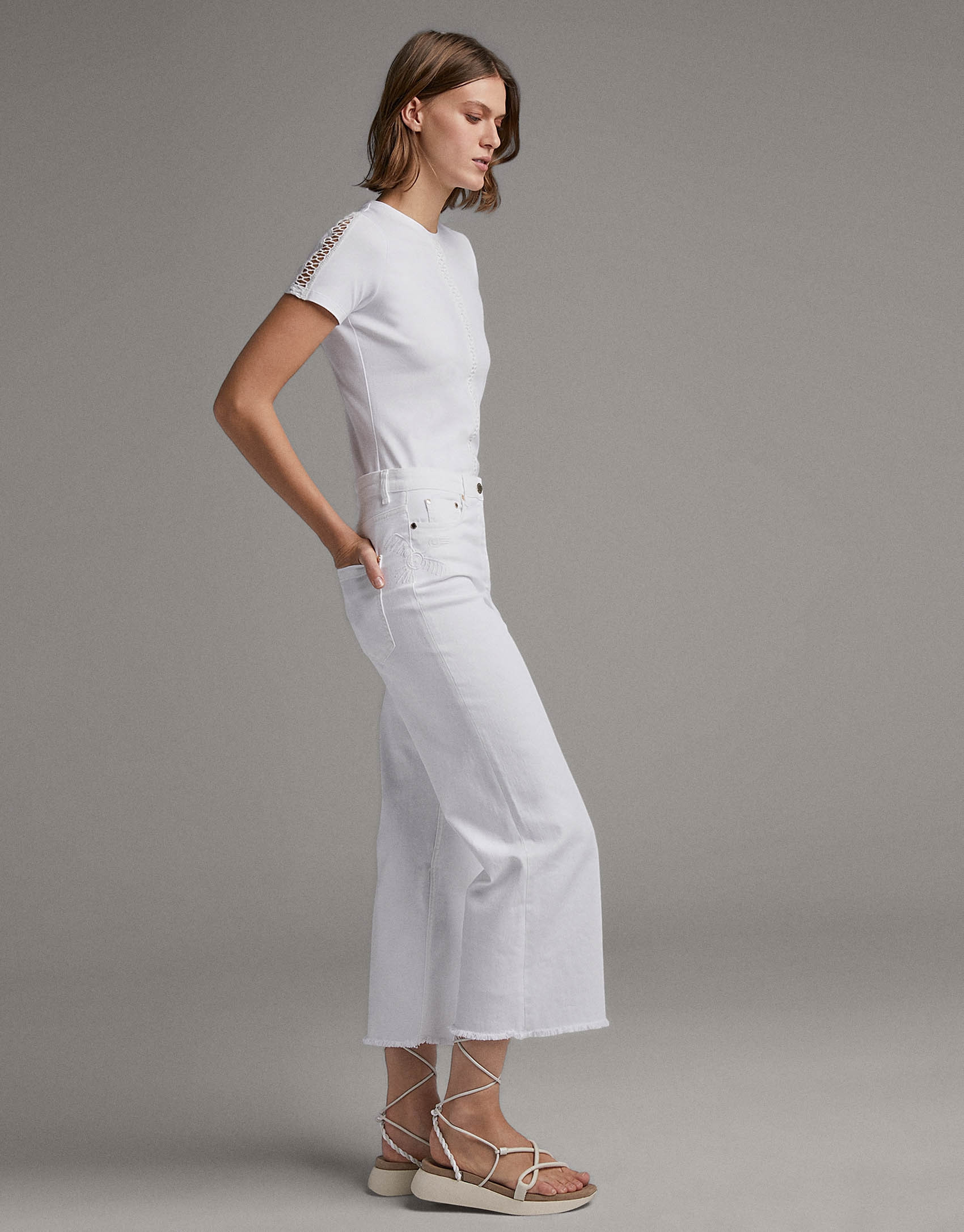 White, bell bottom jeans  - Woman - SS2020 | Roberto Verino