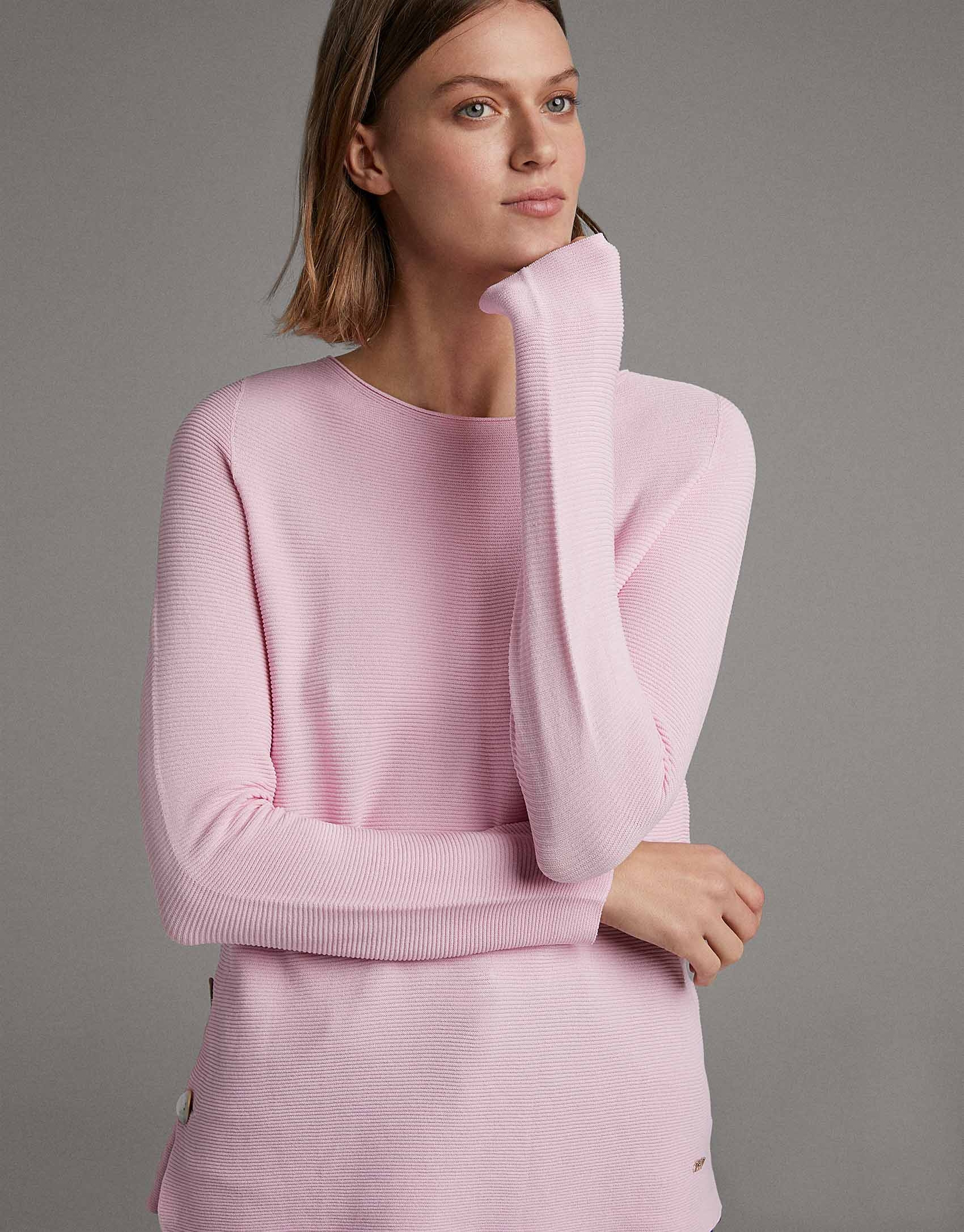 Jersey rosa con abertura lateral y botón de ... | Roberto Verino