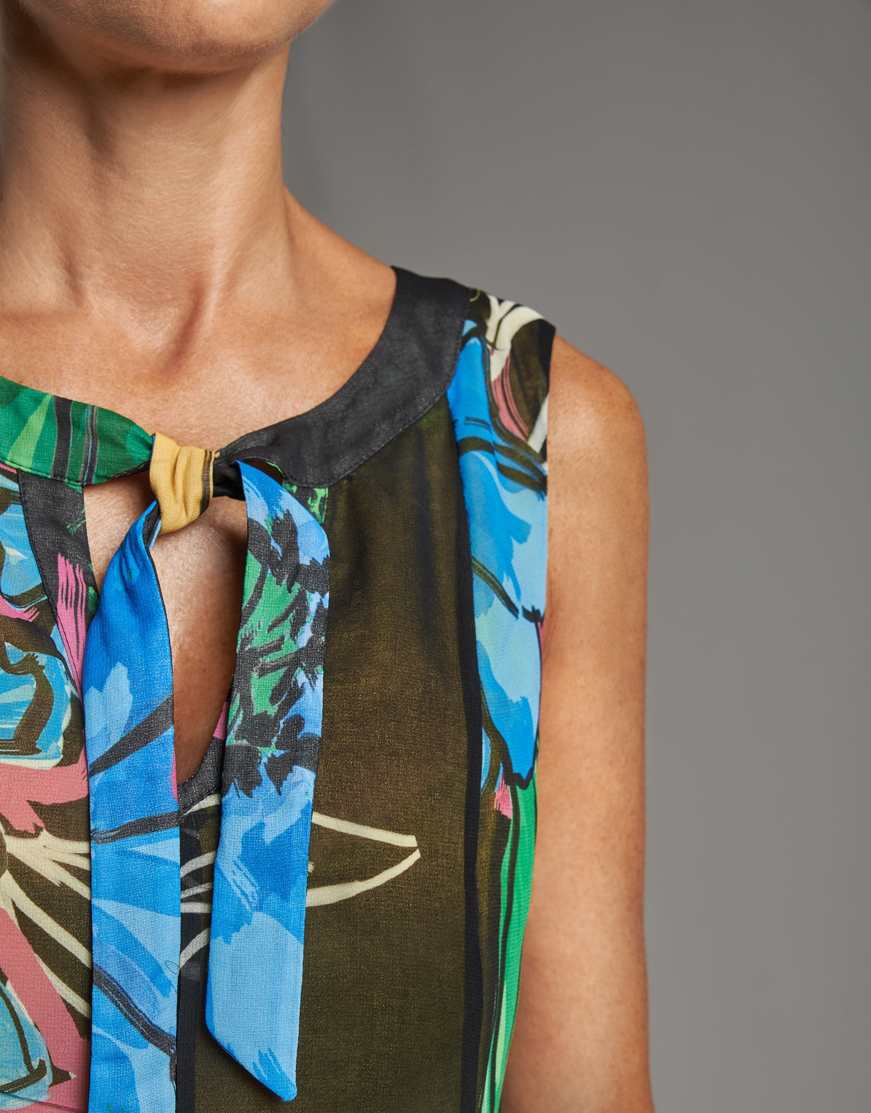 Vestido largo fluido sin mangas estampado floral | Roberto Verino