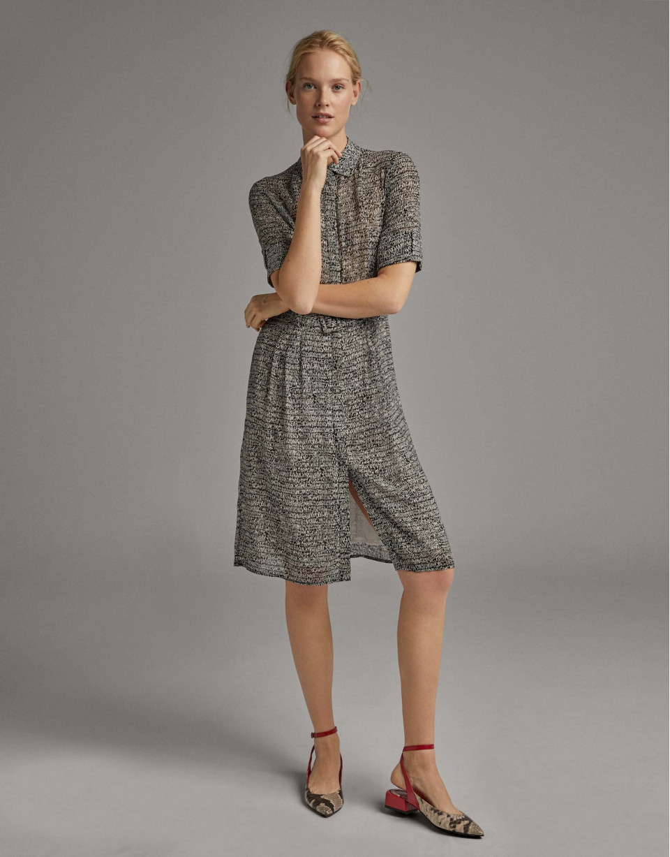 Vestido camisero fluido estampado negro y blanco