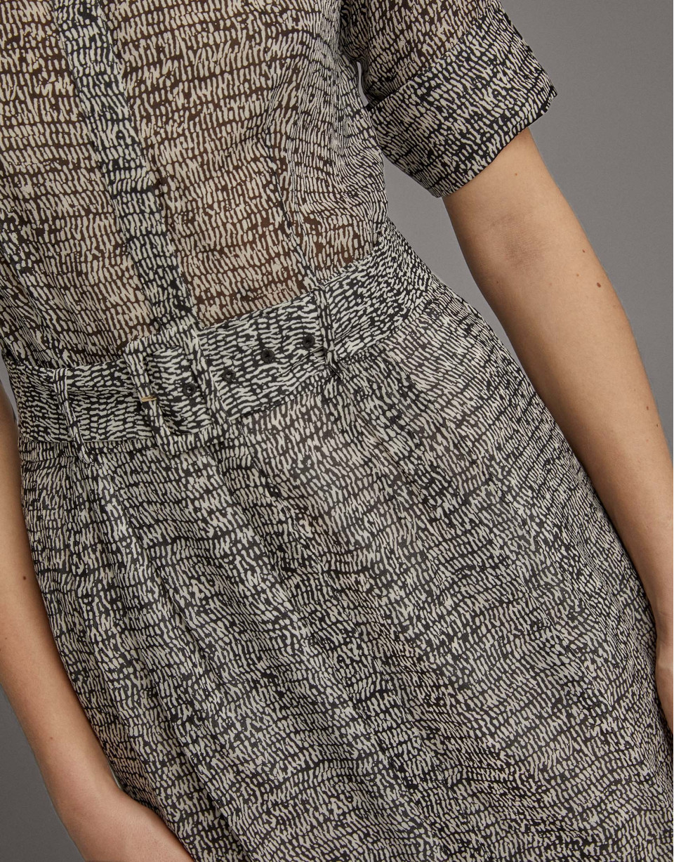 Vestido camisero fluido estampado negro y blanco