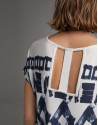 Camiseta estampado geométrico azul