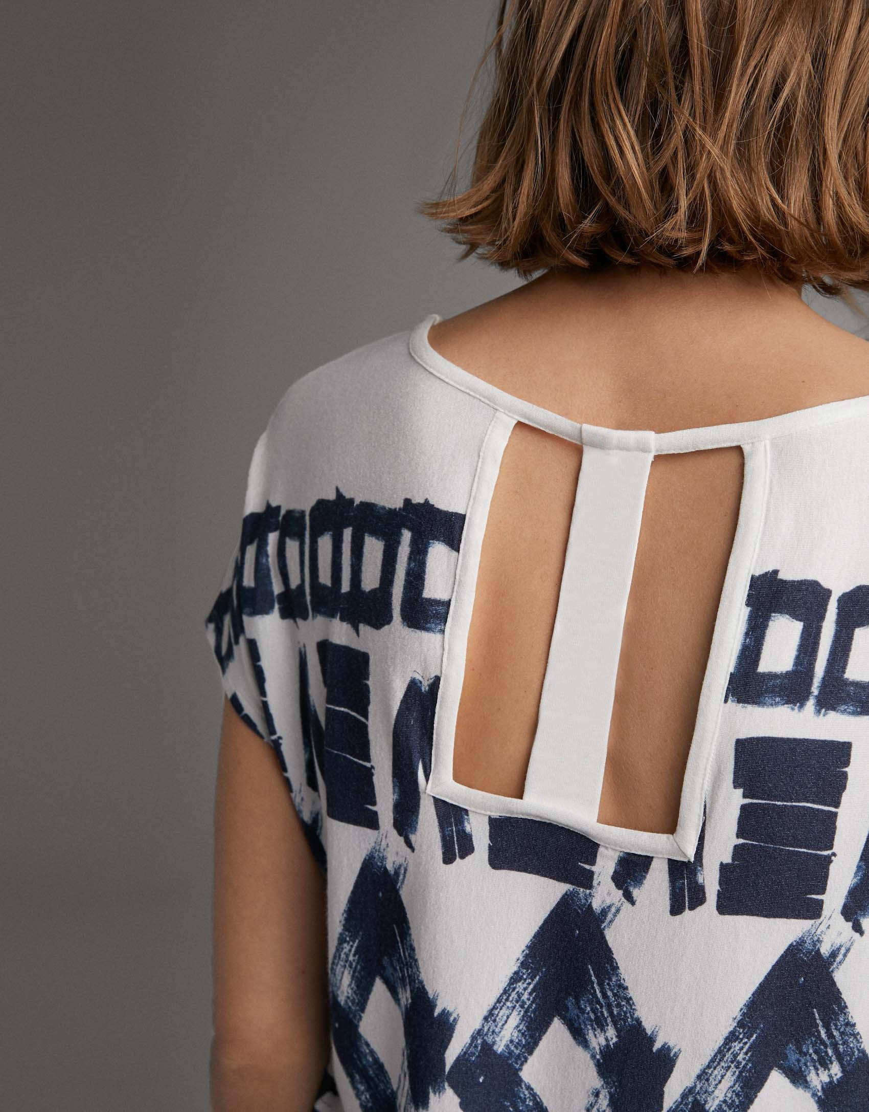 Camiseta estampado geométrico azul