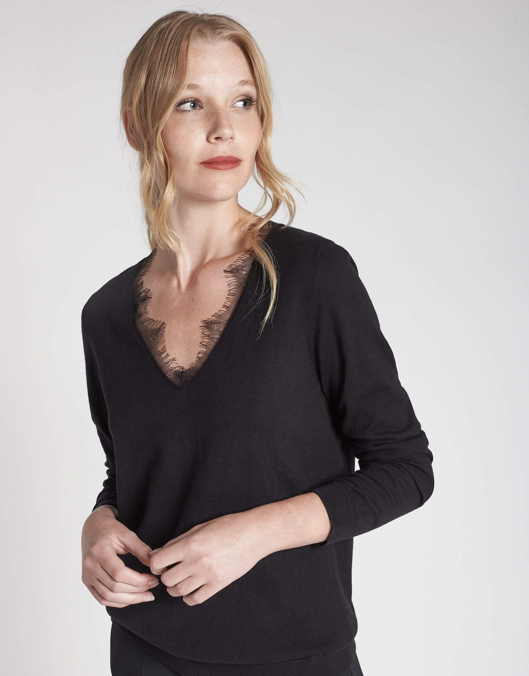Jersey negro escote pico con encaje - Verano -  | Roberto Verino
