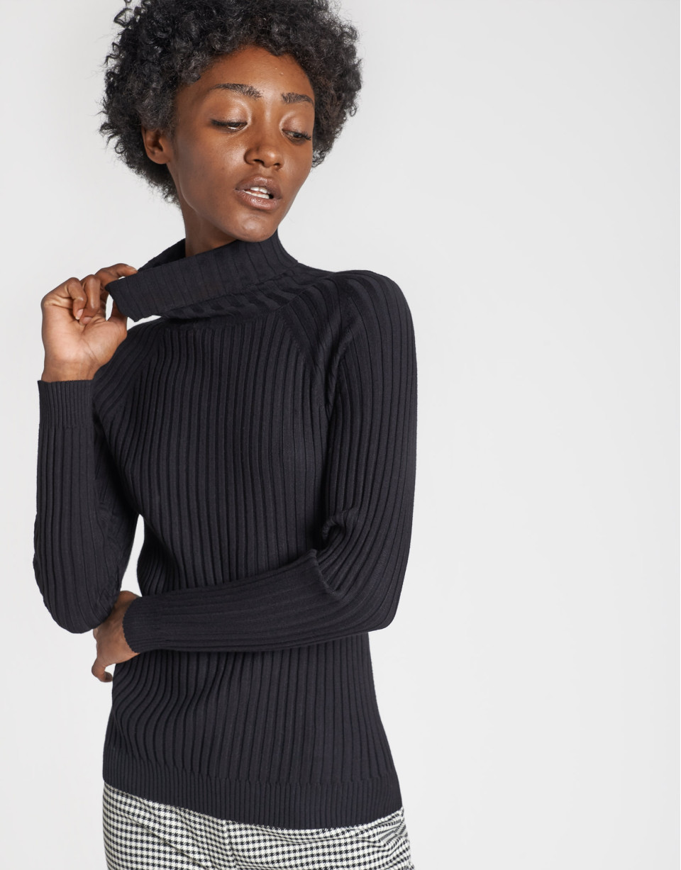 Black sweater with ribbing - OI20 - % - SS2021 | Roberto Verino