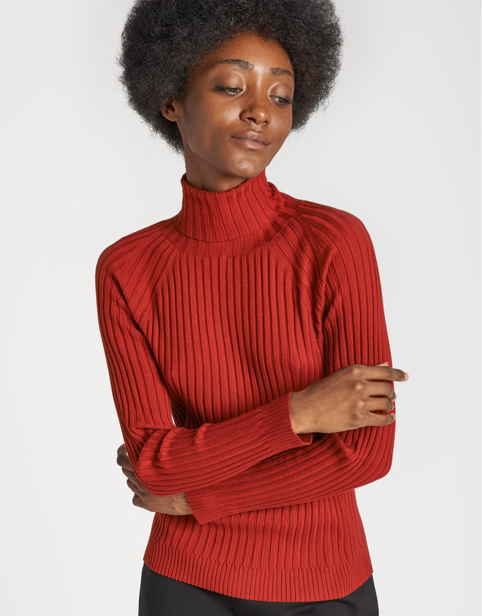 Red sweater with ribbing - OI20 - % - SS2021 | Roberto Verino