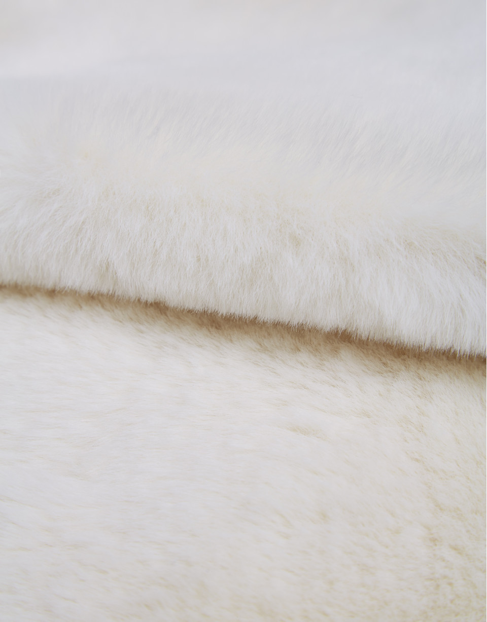 White fur collar