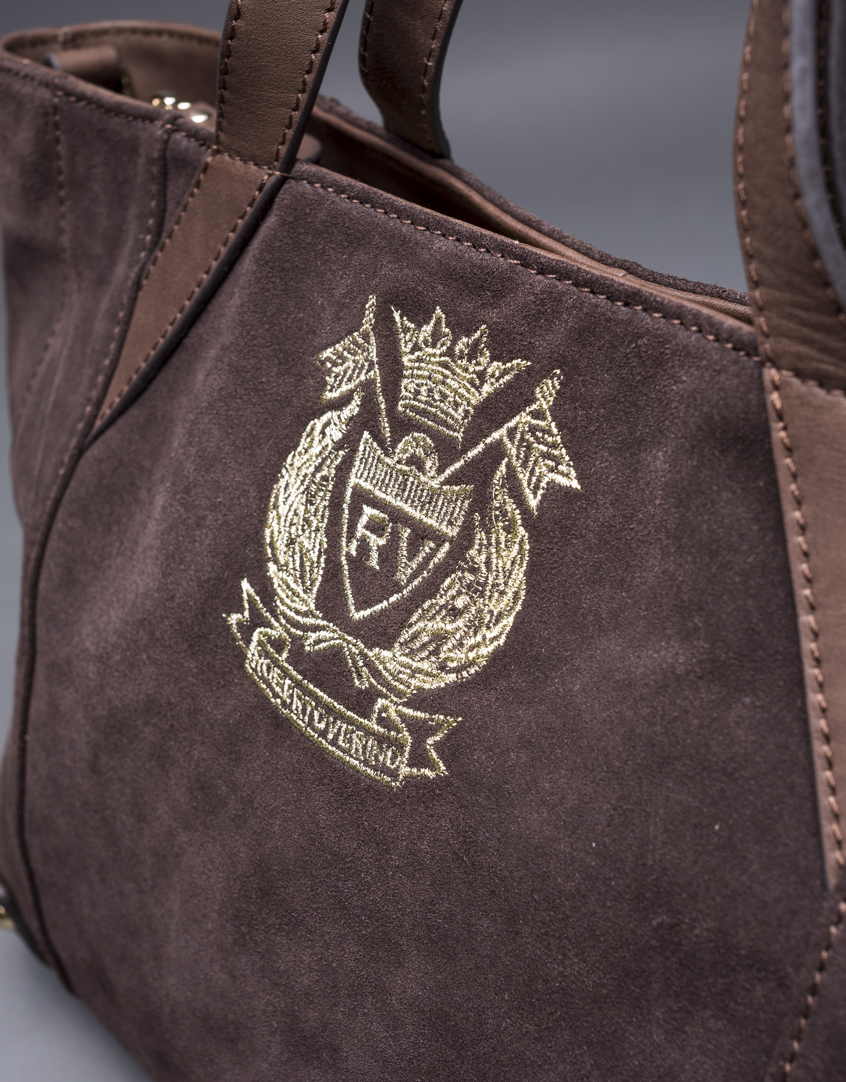 Bolso Ashton en en ante marrón y escudo RV bordado en lurex oro claro