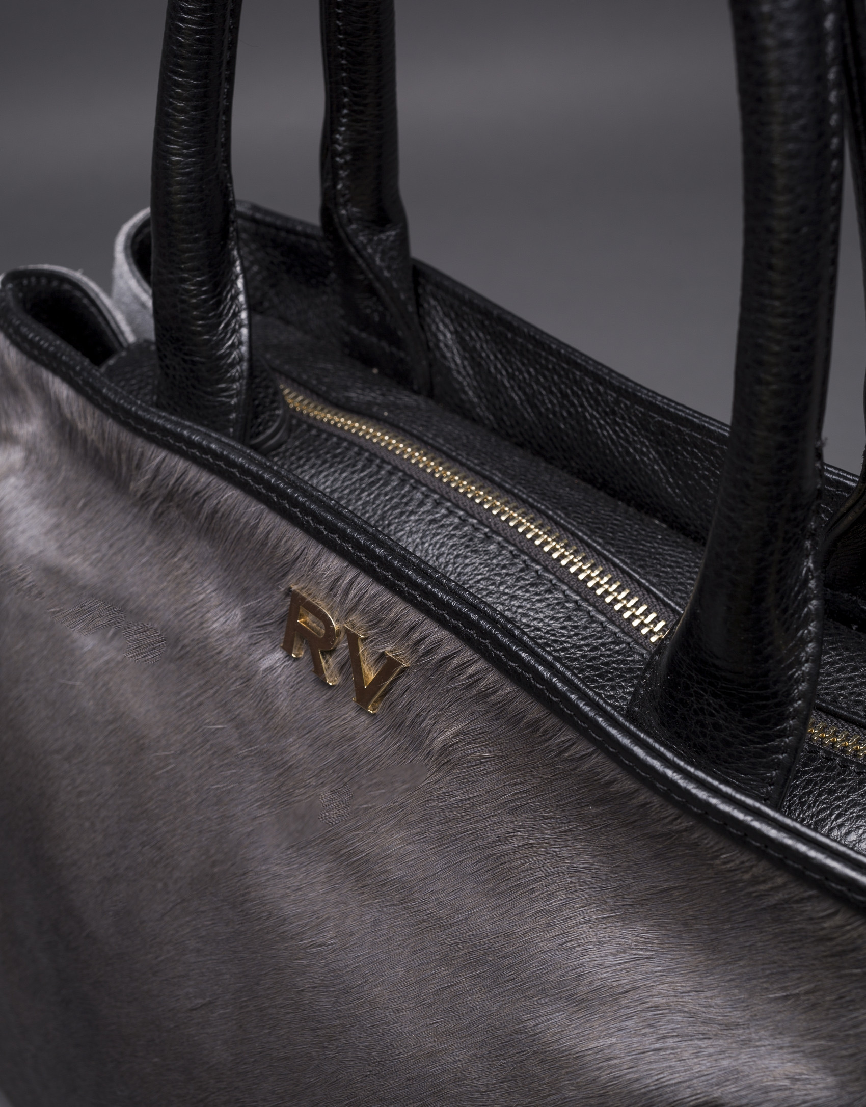 Bolso Justin con pelo de potro en gris combinado con piel y ante en negro