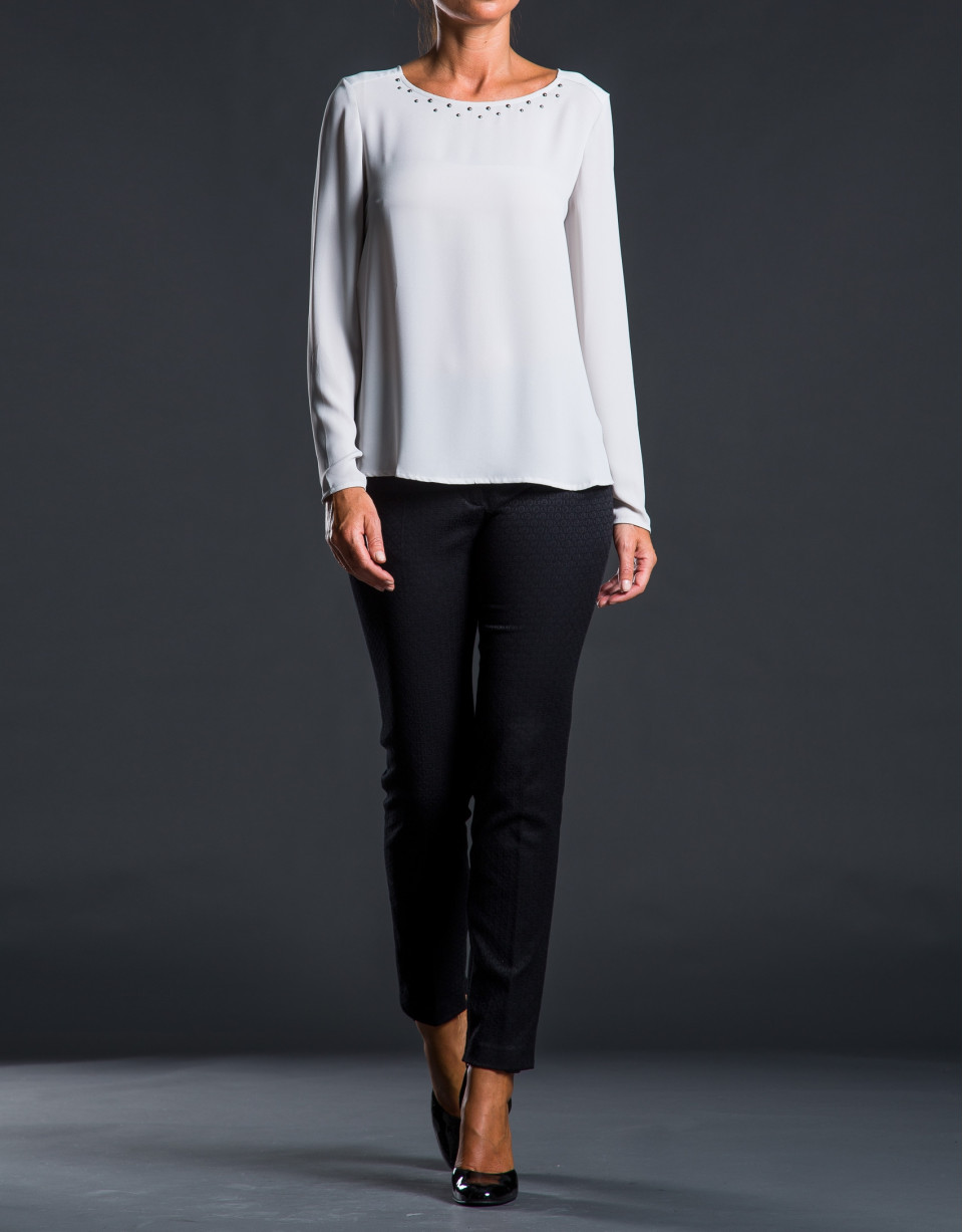 Blusa gris escote caja