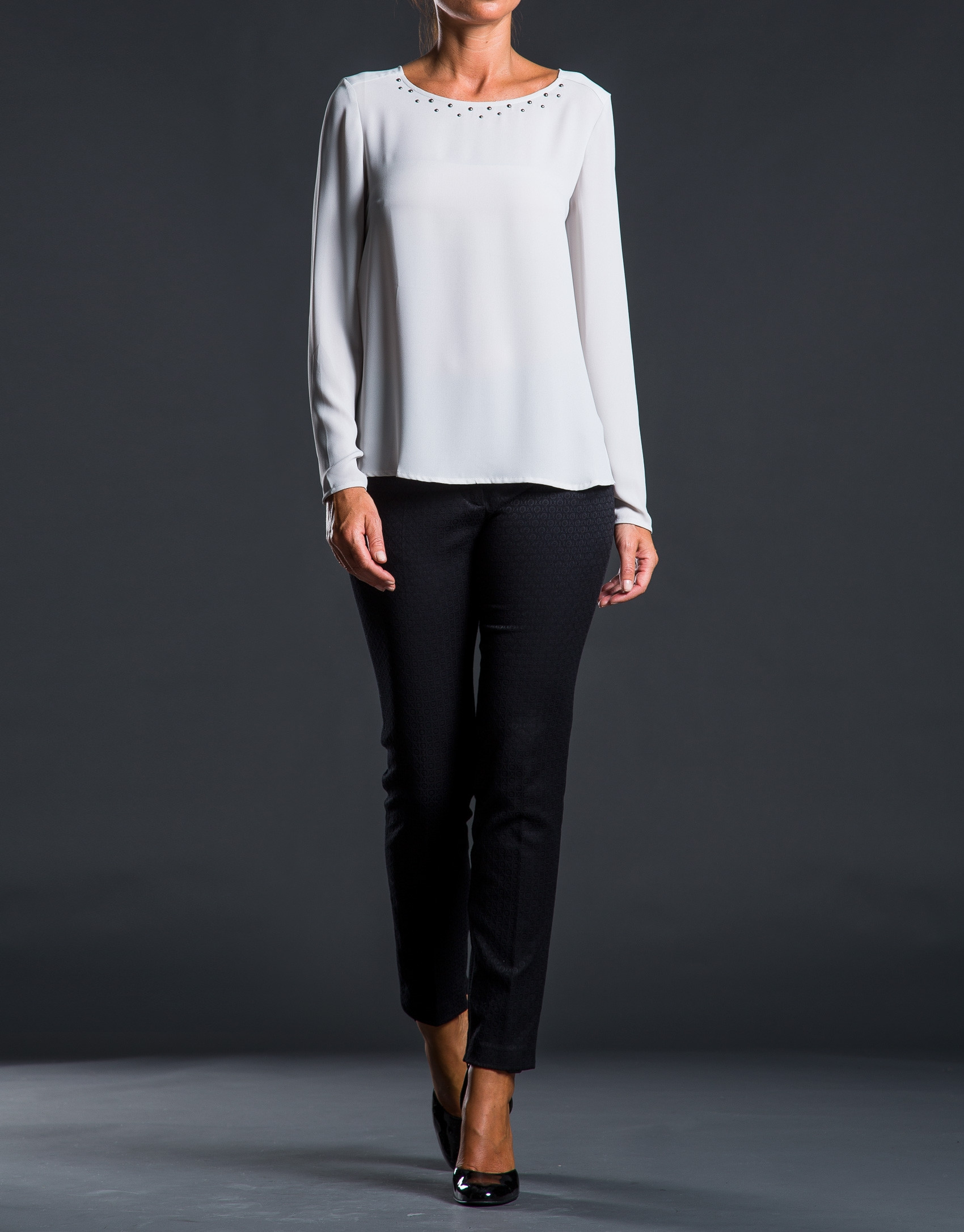 Blusa gris escote caja