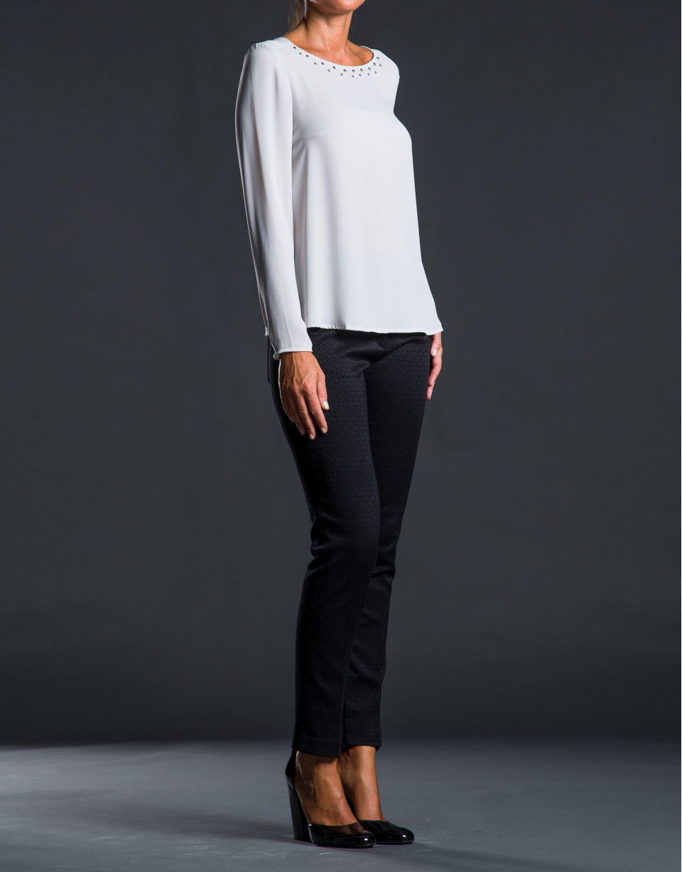 Blusa gris escote caja