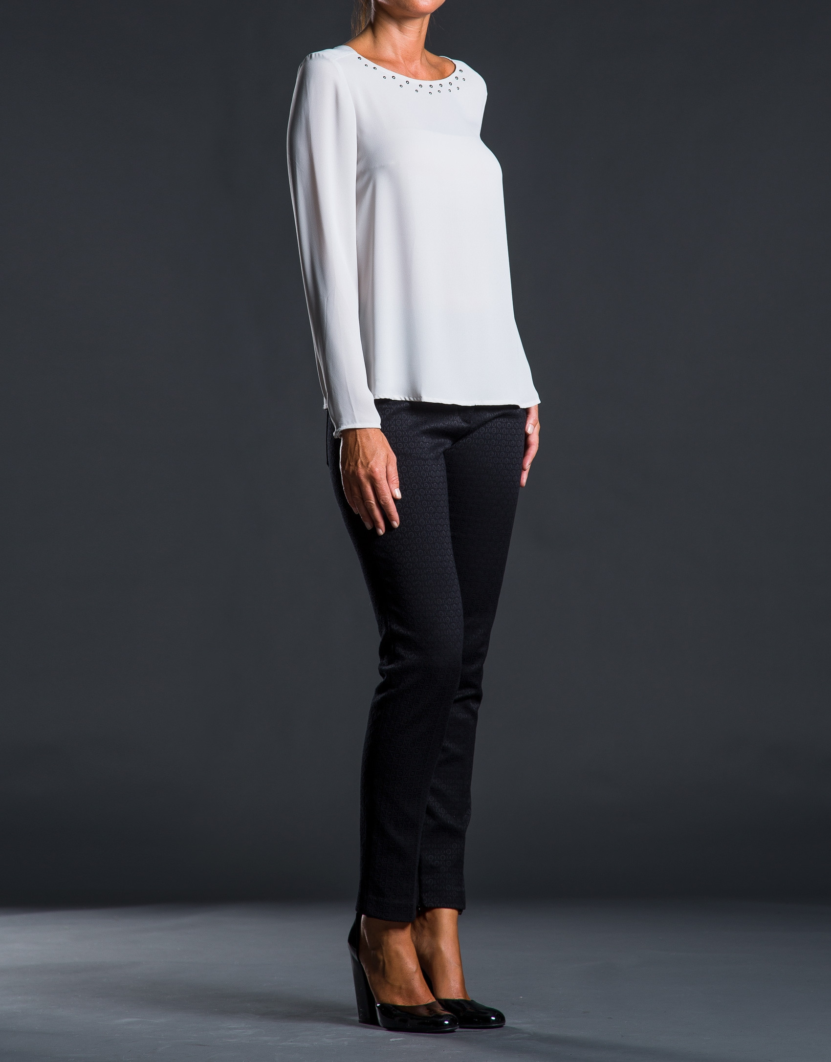 Blusa gris escote caja