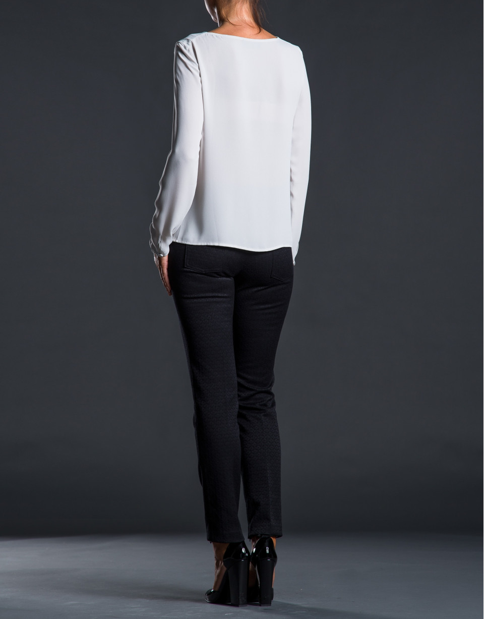Blusa gris escote caja