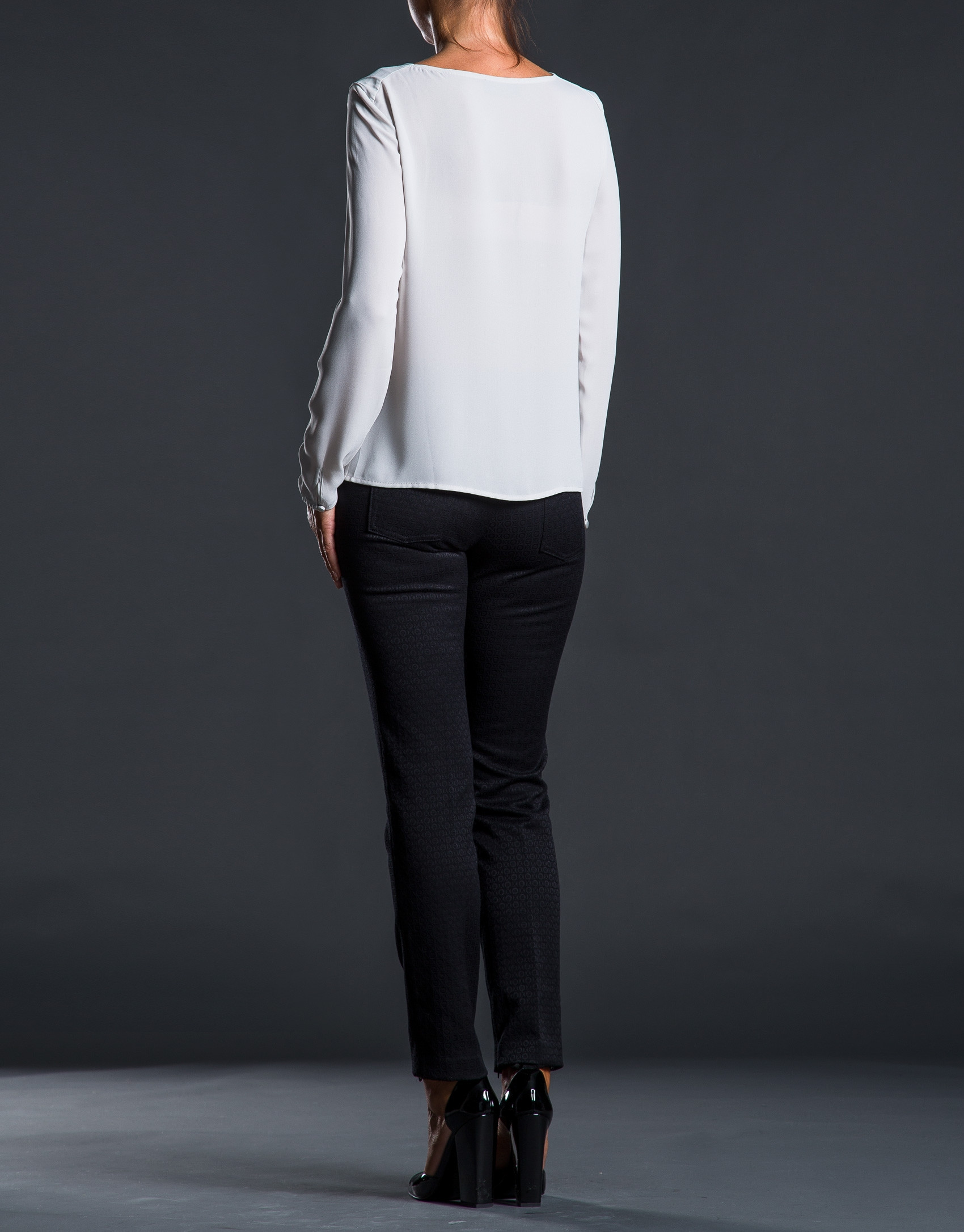 Blusa gris escote caja