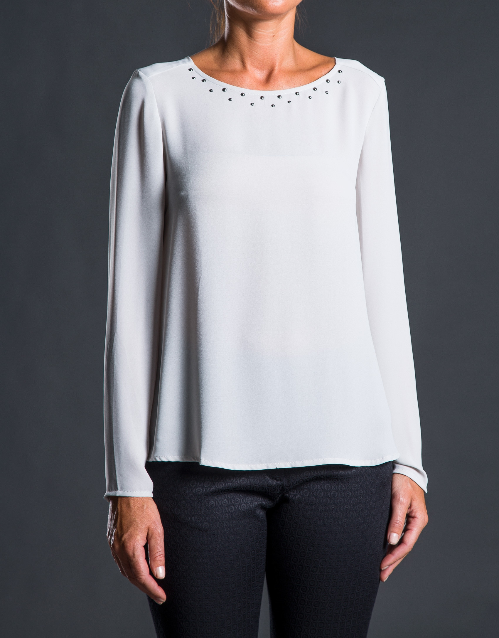 Blusa gris escote caja