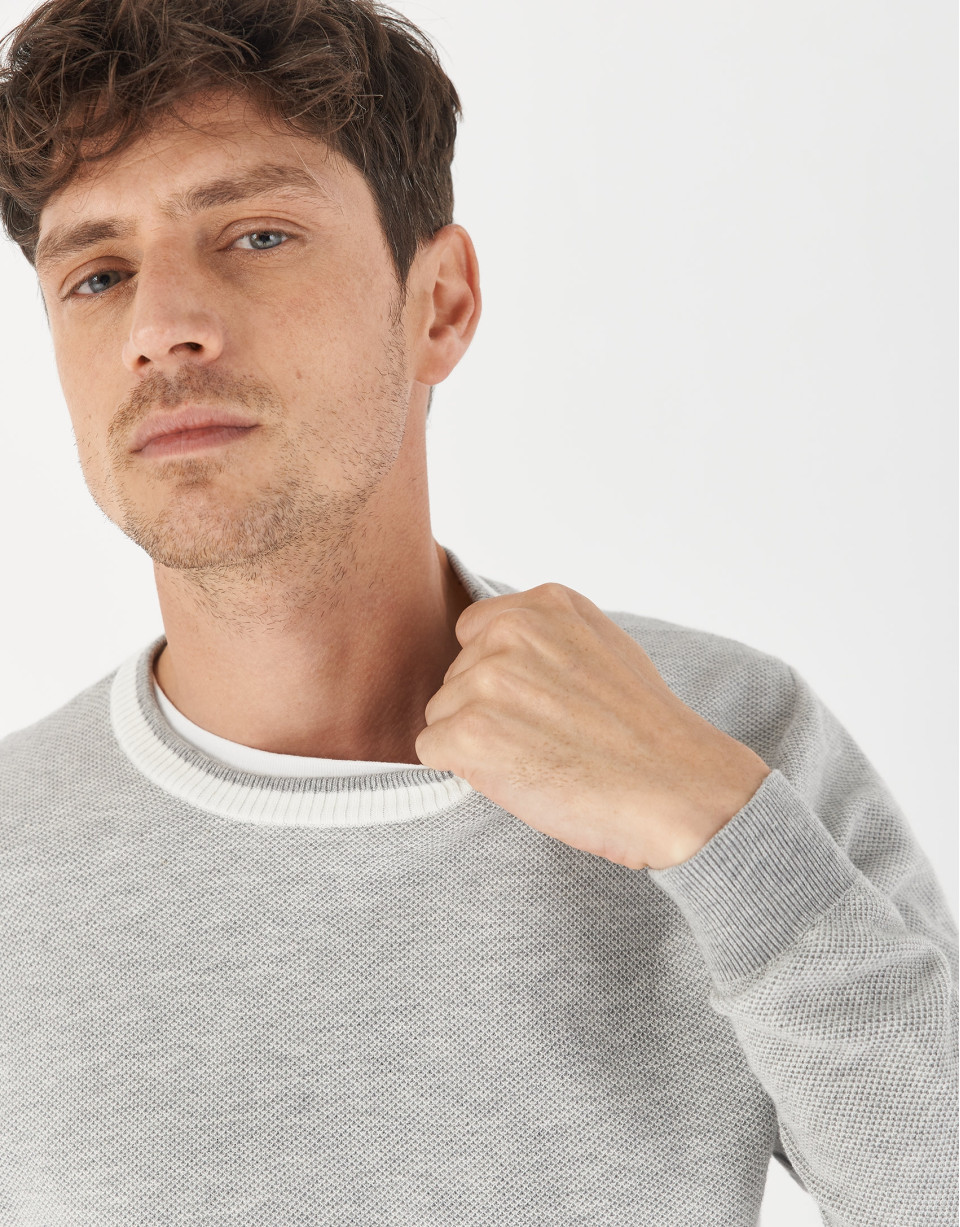Jersey gris cuello contraste blanco