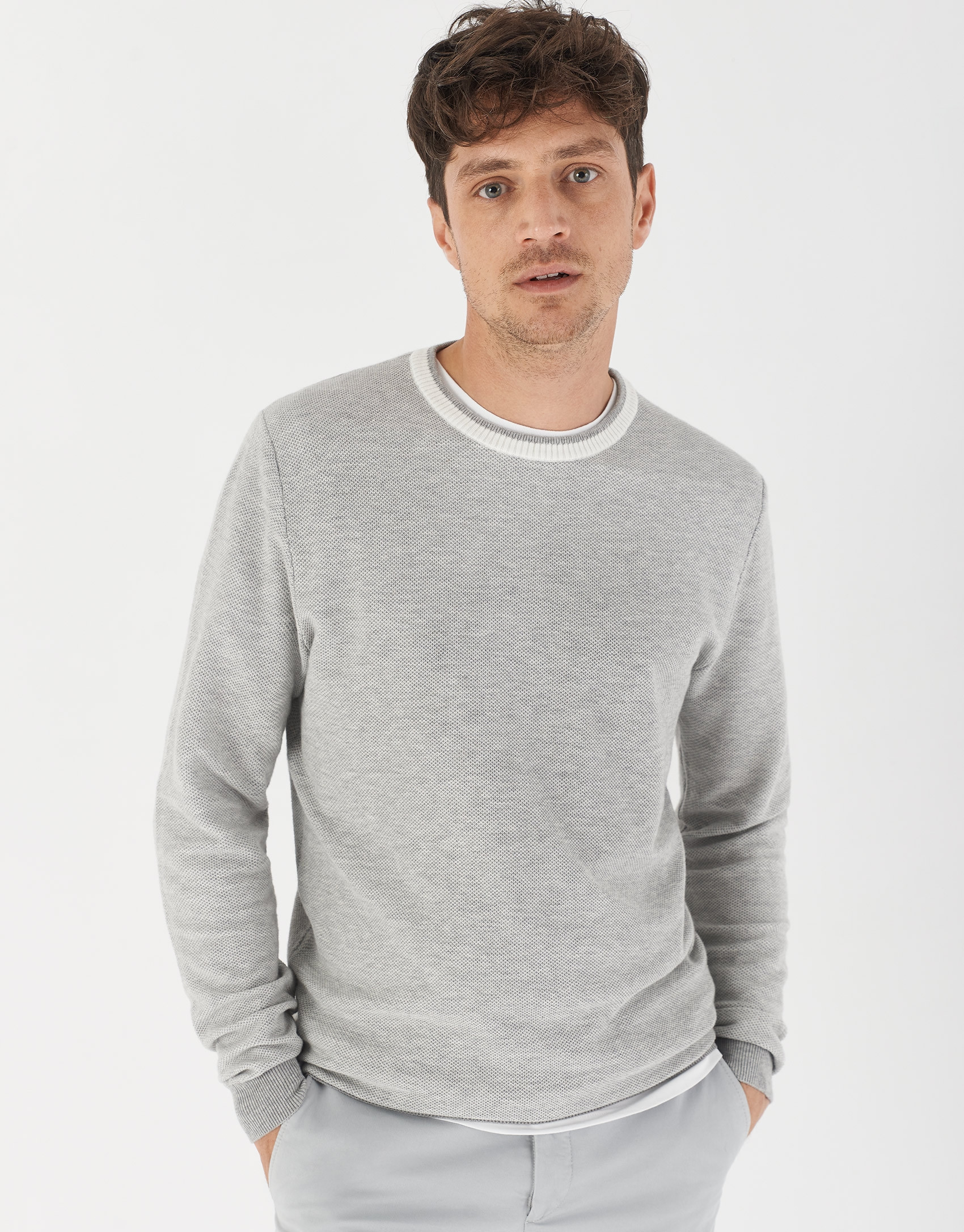 Jersey gris cuello contraste blanco